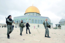 La police  israélienne entre dans la mosquée d'Al-Aqsa  à Jérusalem La police  israélienne entre dans la mosquée d'Al-Aqsa  à Jérusalem