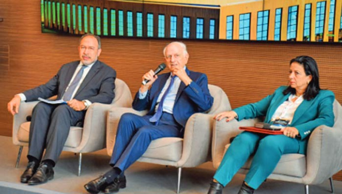 André Azoulay (centre)