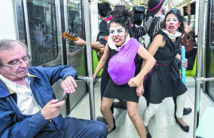 A Mexico, un catcheur et des clowns pour adoucir le cauchemar urbain A Mexico, un catcheur et des clowns pour adoucir le cauchemar urbain