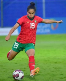 Sakina Ouzaraoui Diki signe au Costa Adeje Tenerife Sakina Ouzaraoui Diki signe au Costa Adeje Tenerife