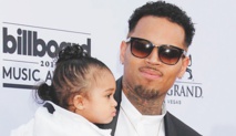 Entre Chris Brown et la mère de sa fille, c’est la guerre Entre Chris Brown et la mère de sa fille, c’est la guerre