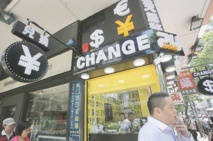 Le yuan au plus bas depuis quatre ans, Pékin cherche à rassurer Le yuan au plus bas depuis quatre ans, Pékin cherche à rassurer