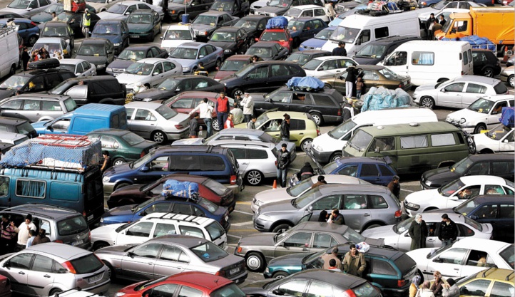 Les interminables files d’attente infligées aux MRE Les interminables files d’attente infligées aux MRE