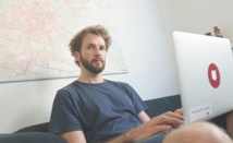 Si proche, si loin: quand Internet ouvre la porte du voisin Si proche, si loin: quand Internet ouvre la porte du voisin