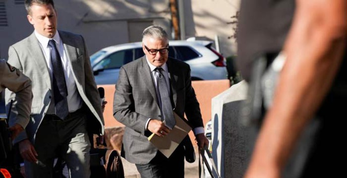 Procès d'Alec Baldwin pour homicide involontaire: La défense met en doute l'enquête Procès d'Alec Baldwin pour homicide involontaire: La défense met en doute l'enquête