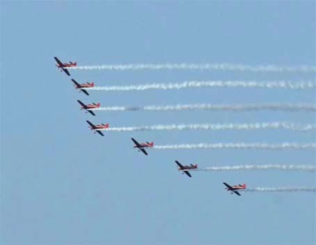 Un show époustouflant de l'équipe de voltige "Marche Verte" à M’diq Un show époustouflant de l'équipe de voltige "Marche Verte" à M’diq
