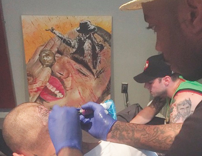 Chris Brown se fait tatouer le crâne