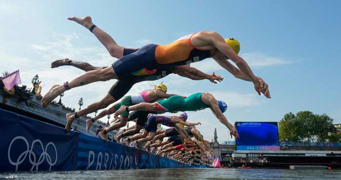 Après les sueurs froides, les triathlètes sont entrés en Seine Après les sueurs froides, les triathlètes sont entrés en Seine