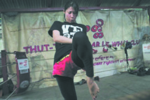 En Birmanie, les femmes  montent à leur tour sur le ring