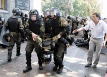 Une réforme constitutionnelle tourne à la bataille rangée à Kiev