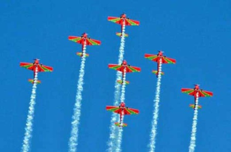 Un spectacle captivant de l'équipe de voltige "Marche Verte" à M’diq et Martil Un spectacle captivant de l'équipe de voltige "Marche Verte" à M’diq et Martil