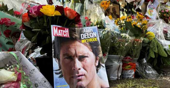 Obsèques d'Alain Delon samedi en petit comité et loin des caméras Obsèques d'Alain Delon samedi en petit comité et loin des caméras