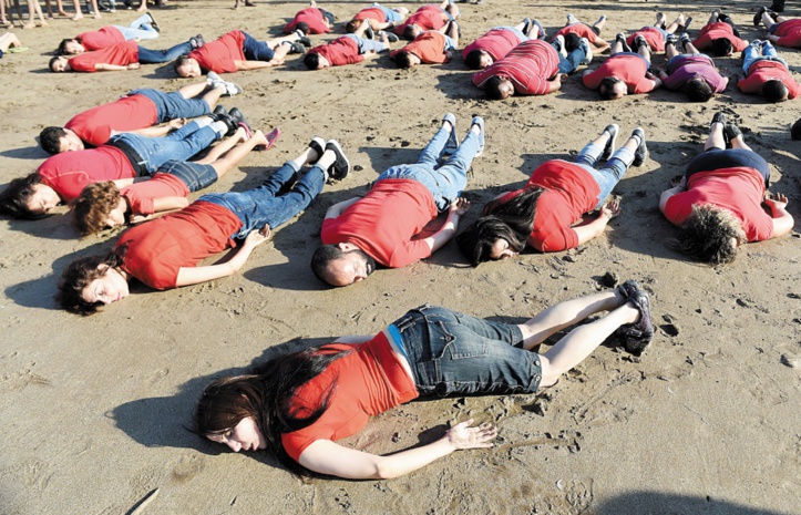 Artistes et activistes culturels gisant sur la plage de Rabat pour Aylan