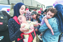 Des milliers de migrants avancent, malgré les obstacles aux frontières Des milliers de migrants avancent, malgré les obstacles aux frontières