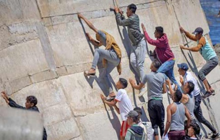 Incidents de Fnideq: 152 personnes déférées devant la justice pour incitation à l'immigration illégale Incidents de Fnideq: 152 personnes déférées devant la justice pour incitation à l'immigration illégale