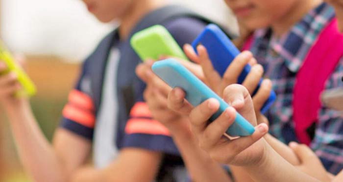 Téléphones portables dans les écoles: Interdiction absolue ou utilisation rationnelle ? Téléphones portables dans les écoles: Interdiction absolue ou utilisation rationnelle ?