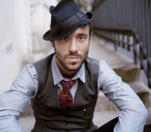 Charlie Winston improvise pour les réfugiés à Calais Charlie Winston improvise pour les réfugiés à Calais