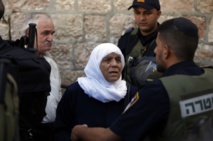 Affrontements entre policiers israéliens et Palestiniens sur l'Esplanade des Mosquées Affrontements entre policiers israéliens et Palestiniens sur l'Esplanade des Mosquées