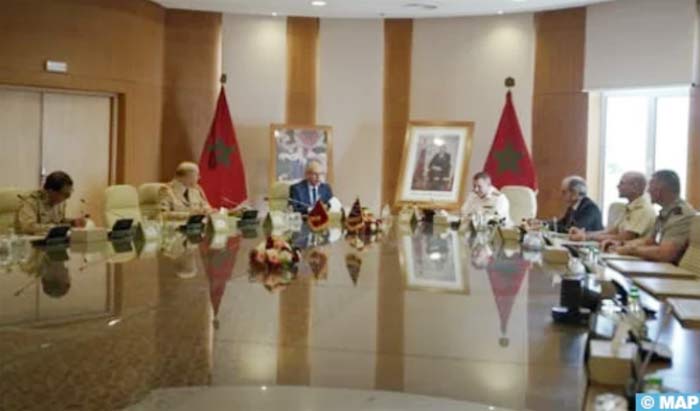 Le conseiller militaire supérieur britannique pour le Moyen-Orient et l’Afrique du Nord reçu par le ministre délégué chargé de l’Administration de la Défense nationale et par le Général de Corps d’Armée, Inspecteur Général des FAR Le conseiller militaire supérieur britannique pour le Moyen-Orient et l’Afrique du Nord reçu par le ministre délégué chargé de l’Administration de la Défense nationale et par le Général de Corps d’Armée, Inspecteur Général des FAR