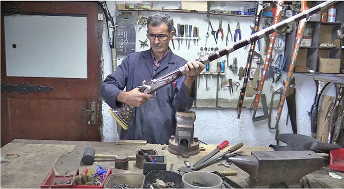 Ali Haddadi, l’art de fabriquer des fusils de Tbourida Ali Haddadi, l’art de fabriquer des fusils de Tbourida
