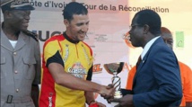 Remise du Trophée du Tour de la Côte d’Ivoire cyclisme à Mouhssine Lahssaïni Remise du Trophée du Tour de la Côte d’Ivoire cyclisme à Mouhssine Lahssaïni
