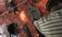 Pain avarié et bouse, ou l'art du recyclage par des artistes de Soweto Pain avarié et bouse, ou l'art du recyclage par des artistes de Soweto