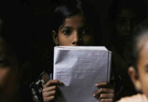 En Inde, des enfants au travail pour donner du lustre au maquillage