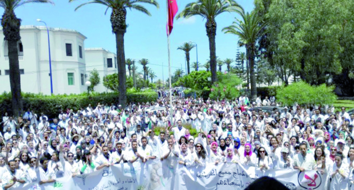 Les parents des étudiants en médecine solidaires avec  leurs enfants grévistes Les parents des étudiants en médecine solidaires avec  leurs enfants grévistes