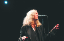 Près de quarante après, Patti Smith pleure en retrouvant ses objets volés Près de quarante après, Patti Smith pleure en retrouvant ses objets volés