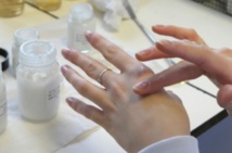 De la peau artificielle capable de sentir les objets touchés