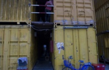 En Thaïlande, une rare cité ouvrière en forme de Lego géant de containers En Thaïlande, une rare cité ouvrière en forme de Lego géant de containers