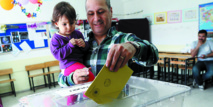 Les Turcs ont voté hier dans un pays divisé et sous tension Les Turcs ont voté hier dans un pays divisé et sous tension