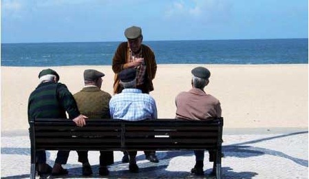 Un colloque international à Paris explore les difficultés rencontrées par les personnes âgées immigrées Un colloque international à Paris explore les difficultés rencontrées par les personnes âgées immigrées