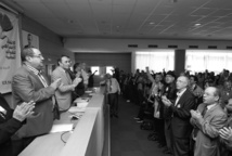 Minute de silence observée par les participants à la session de la Commission administrative de l’USFP à la mémoire des victimes des actes terroristes au Liban et en France Minute de silence observée par les participants à la session de la Commission administrative de l’USFP à la mémoire des victimes des actes terroristes au Liban et en France