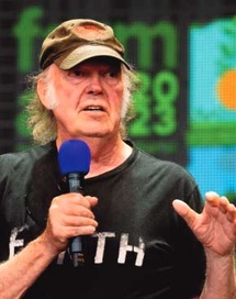 Après ses critiques, Neil Young jouera finalement au festival de Glastonbury Après ses critiques, Neil Young jouera finalement au festival de Glastonbury