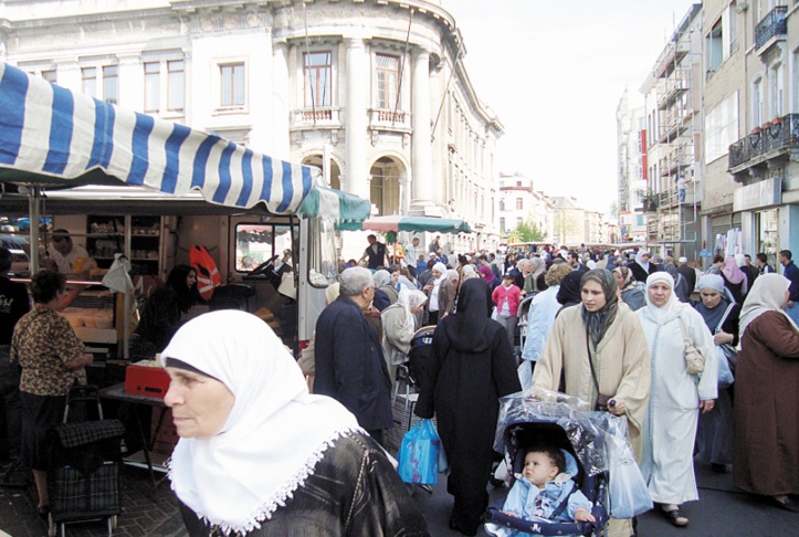Vent de panique à Bruxelles : Le quartier de Molenbeek dont l’essentiel de la population est d’origine marocaine fait l’objet de fouilles intenses Vent de panique à Bruxelles : Le quartier de Molenbeek dont l’essentiel de la population est d’origine marocaine fait l’objet de fouilles intenses