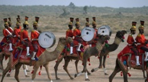 Au Pakistan, un orchestre de cornemuses à dos de dromadaires