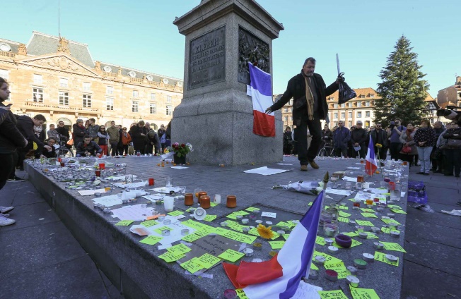 Hommage aux 130 morts et 350 blessés des attentats de Paris