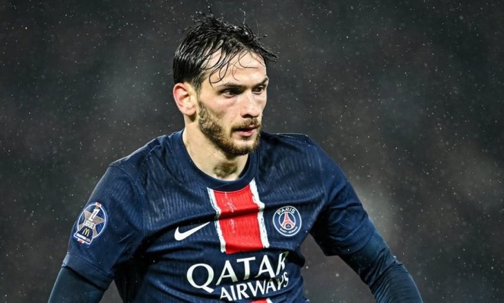 Naples ne digère toujours pas le départ de Kvaratskhelia au PSG Naples ne digère toujours pas le départ de Kvaratskhelia au PSG