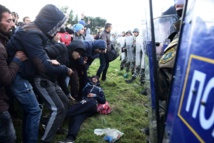 En Grèce, vaste opération policière pour évacuer les migrants de la frontière avec la Macédoine En Grèce, vaste opération policière pour évacuer les migrants de la frontière avec la Macédoine