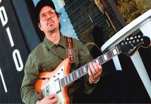 Adrian Quesada s'envole vers les Oscars avec "Like a Bird" Adrian Quesada s'envole vers les Oscars avec "Like a Bird"