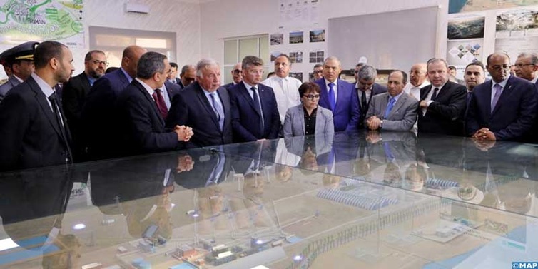 Le développement du partenariat franco-marocain au centre d'entretiens à Laâyoune de Gérard Larcher avec des responsables locaux Le développement du partenariat franco-marocain au centre d'entretiens à Laâyoune de Gérard Larcher avec des responsables locaux