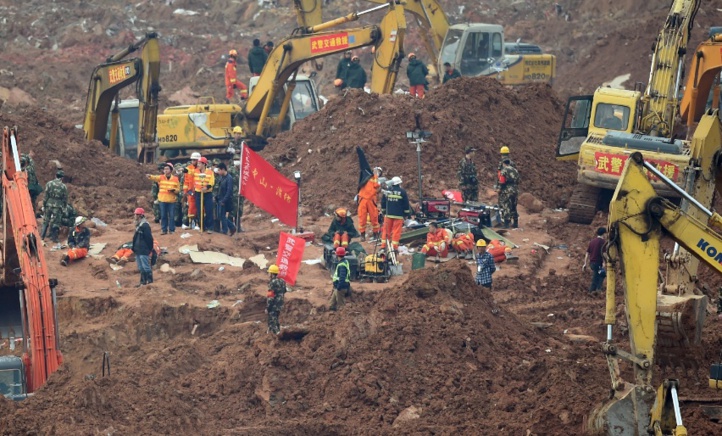 Deux  miraculés retirés vivants du glissement de terrain de Shenzhen Deux  miraculés retirés vivants du glissement de terrain de Shenzhen