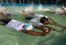 Le Bangladesh organise la plus grande leçon de natation du monde pour sauver des vies