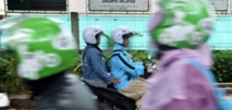 En Indonésie, les motos taxis pour femmes voilées ont le vent en poupe En Indonésie, les motos taxis pour femmes voilées ont le vent en poupe
