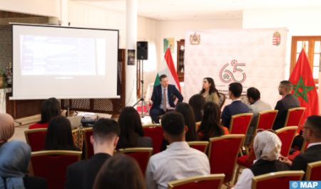 Echange enrichissant entre des jeunes étudiants marocains et l'ambassadeur de Hongrie Echange enrichissant entre des jeunes étudiants marocains et l'ambassadeur de Hongrie