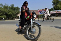 Au Pakistan, une nouvelle génération de conductrices en deux-roues et en camion