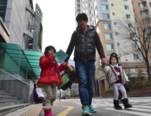 Des pères osent l'impensable en Corée du Sud: rester au foyer Des pères osent l'impensable en Corée du Sud: rester au foyer