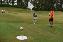 Insolite : Jouer au golf avec les pieds Insolite : Jouer au golf avec les pieds