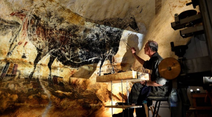 Des artisans français dans la peau de peintres préhistoriques pour ressusciter la grotte de Lascaux